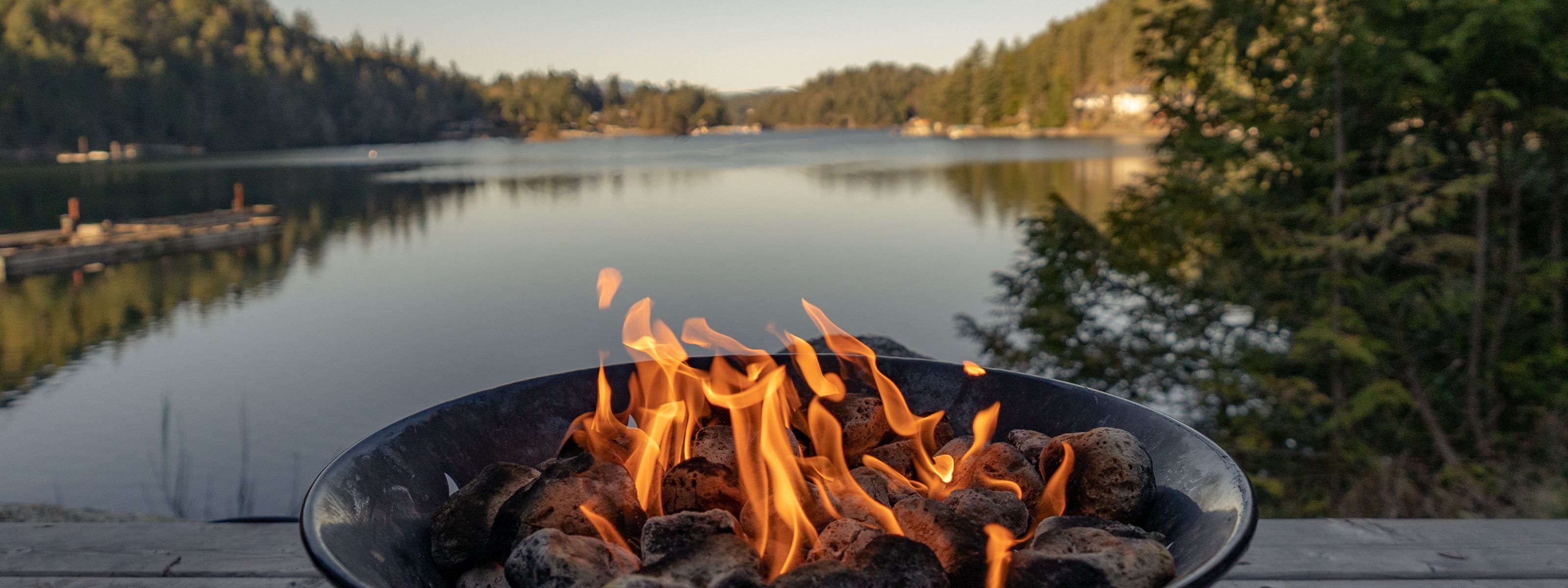 Feu devant un lac
